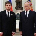 (Фото) Сви гледају у руку сина Рамзана Кадирова и бесни су: Ово више нико не може ни да купи, а од цене се диже коса на глави…