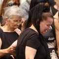 Unuci nose sliku, cveće i krst: Mala Cana nemo korača u tužnoj povorci na sahrani muža Andrije Bajiće: Njegove ćerke se…