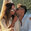 Ena Popov se strastveno ljubi sa mužem, a on je ščepao za nogu: Voditeljka objavila vrele kadrove kraj vode, a komentari samo…