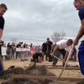 VIDEO: U Mađarskoj ponovo održano takmičenje u kopanju grobova