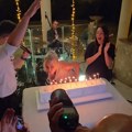 Nataša Bekvalac proslavila 46. rođendan! Aleksandra Prijović je grli i peva, tu je i ćerka Hana i muškarac koji je uz nju…