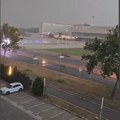 VIDEO Dramatične scene na Novom Beogradu, vetar nosi sve pred sobom