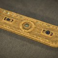 U Muzeju Srema prvi put izložen zlatni avarski pojas: Dragoceno otkriće pod neprobojnim staklom i policijskim nadzorom