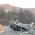 Stravična Saobraćajna nesreća Na auto-putu kod Aleksinca: Automobil uništen i prevrnut na krov (video)