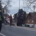 Šleper sleteo s puta u Mladenovcu: Prevrnuo se i smrskao parkirani automobil (video)