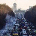 Haos u Nemačkoj: Prvi snimci i slike masovnog protesta poljoprivrednika - kolona traktora ispred Brandenburške kapije