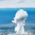 Rusi prvi put bacili ovu bombu na Ukrajinu Teška 1500 kilograma, eksplozija stvara oblak dima koji se diže čak do kilometar…