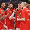 Neverovatna scena u Borči: Košarkaš Zvezde došao na teren u grobarskom kraju i igrao basket sa klincima