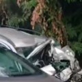 Direktno se sudarili autobus i auto, teška nesreća kod Mladenovca: Prizor jeziv, vozilo potpuno zgužvano