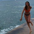 (Foto): Olivera Balašević objavila fotografiju ćerke u bikiniju: Jovana trči plažom, a majka joj poručuje: "Odbegla…
