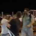 Izbio haos na protestu opozicije! Brutalno nabadanje u glavu i šutiranje, prizor je jeziv! (video)