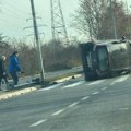 Karambol na bežaniji: Auto se prevrnuo nasred pešačkog: Stakla razbijena, srča i plastika svuda po putu (foto)