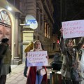 Protest podrške izvređanim novinarima RTS-a od strane Vučića – Kolege mu poručile: Ne diraj nam struku!