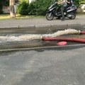 Pukla cev u Kumodraškoj, voda teče ulicama: Autobusi promenili trase, stižu cisterne