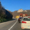 Velike gužve na ulazu u Crnu Goru, kilometarska kolona na graničnom prelazu Dobrakovo