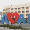 Čačani protestovali ispred policijske stanice, traže kazne za lepljenje plakata protiv novinara