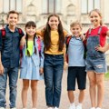 Šta je neophodno svakom školarcu od garderobe ove jeseni? Praktičan vodič za pametnu kupovinu