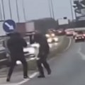 (Video) Žestoka tuča u Novom Sadu: Zaustavili saobraćaj, pa počele da sevaju pesnice i udarci: Ljudi u šoku izlazili iz kola…