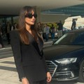 Emina Jahović stigla u Beograd: U crnom odelu, kao sa svetske piste - pevačica potpuno promenila imidž