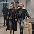 On pravi džentlmen, a ona pored njega zrači kao dama: Uhvatili smo Teu Tairović sa zgodnim mužem na aerodromu: Zaljubljeno se…