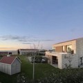 (Foto) Oko moderne vile od milion evra pustoš: Ovako izgleda imanje našeg pokojnog pevača u Hrvatskoj, evo ko danas tu uživa u…