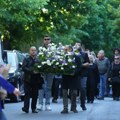 "Prostor tišine" ispred "Ribnikara": Porodice i građani odaju poštu stradalima; Na Tašu likovna izložba FOTO