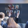 Ispred Ribnikara "Prostor tišine: Porodice i građani odaju poštu stradalima u školi FOTO