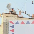 (VIDEO) Stigli alpinisti pred Palatu Albanija, kreće uklanjanje banera