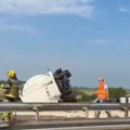 Stravičan sudar na auto-putu! Cisterna se prevrnula i potpuno blokirala saobraćaj, formiraju se kilometarske kolone! Sve stoji…