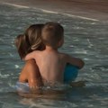 Uživaju na jahti, Đoković drži čašu, Saška u bademantilu prekrstila noge, pa uskočila sa sinom u bazen