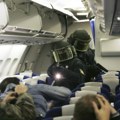 "Ja sam terorista, šta ako imam bombu?!" Težak incident u avionu punom putnika iz Srbije, muškarac maltretirao stjuardesu…