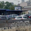 (Foto/video) Jutarnja gužva u saobraćaju: Kolone na Autokomandi i Gazeli, pojedinci voze po šinama
