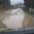 Ogorčeni meštani Goločelske ulice: „Skinuli su asfalt i ostavili kratere, do kuća gazimo kroz blato” (FOTO)