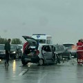 Teška nesreća na putu Novi Sad-Zrenjanin! Auto smrskan, delovi rasuti po kolovozu (foto)