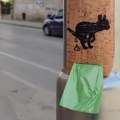 Aktivisti iz Gerile postavili kesice po Leskovcu za pasji izmet