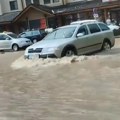 Centar Zlatibora poplavljen za 15 minuta! Snažan pljusak i grad napravili haos na planini, niz ulice teče reka! (video)