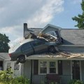 Kolima se zabio u sprat kuće, bizarna nesreća u Pensilvaniji (FOTO)