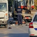 Vozač mopeda udario u jedan, pa u drugi kamion: Jeziva nesreća u Novom Sadu, policija na licu mesta (foto)