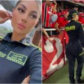 Mnogi maštaju da im ona stavi lisice! Niko ne gleda fudbal kada provokativna policajka zavodi red na stadionu! (foto, video)