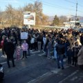 "Ukrotiti" bahate vozače: Protest Kraljevčana na pešačkom prelazu gde su povređena braća B.S.(14) i S.S. (9)