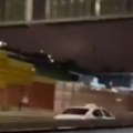 (Video) "Za ovakve profesionalce doživotna zabrana vožnje": Jeziv snimak sa auto-puta u Beogradu: Vozi taksi u kontra smeru i…