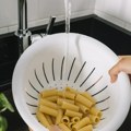 (Video) Zaboravite cediljku! Italijani se krste kad vide kako pravimo pastu Evo šta zapravo treba uraditi da bude kremasta i…