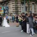 VIDEO Kolona studenata naišla na mladence kod Pravnog fakulteta: Mladoženja poveo „ko ne skače taj je ćai“, masa…