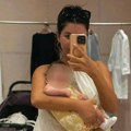 (Foto): Pevačica tri meseca nakon porođaja spakovala kofere i napustila Ameriku: Sa ćerkicom putovala u biznis klasi, oglasila…