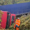 Vozač šlepera sleteo s puta pravcu Novi Pazar – Tutin: Celu noć bio zarobljen u kabini Preživeo zahvaljujući slučajnim junacima…