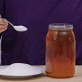 Med umesto šećera? Upadamo u zamku, nutricionista otkriva šta se desi kad u čaj stavimo jednu kašičicu