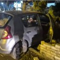 Аутомобил улетео у двориште куће у Новом Саду! Ужасна сцена, пробијена ограда од цигле