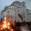 (Foto, video) Vernici se okupili ispred Hrama Svetog Save na tradicionalno paljenje badnjaka: Sutra lomljenje česnice sa…