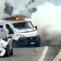 (Video) Glumili policiju, zapalili vozilo nasred auto-puta kao barikadu, a onda su ga digli u vazduh: Pucalo se iz…