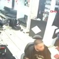 Није заказао шишање, већ упао кроз излог! Необичан гост направио хаос у берберници, муштерије нису имале куд кад је улетео…